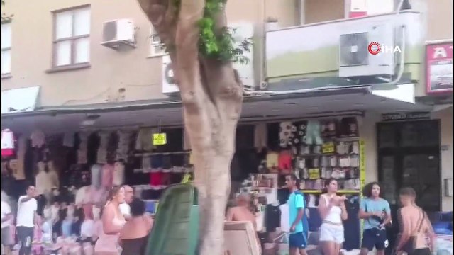 İngiliz turistler ile esnaf birbirine girdi: Taş ve sopalar havada uçuştu