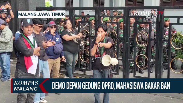 Unjuk Rasa di Depan Gedung DPRD Kota Malang, Mahasiswa Bakar Ban