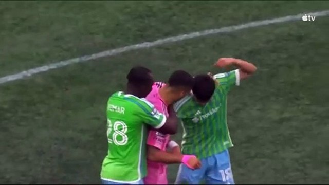 Puñetazo de Sergio Busquets y escupitajo de Luis Suárez: dos viejas glorias del Barça pierden el control