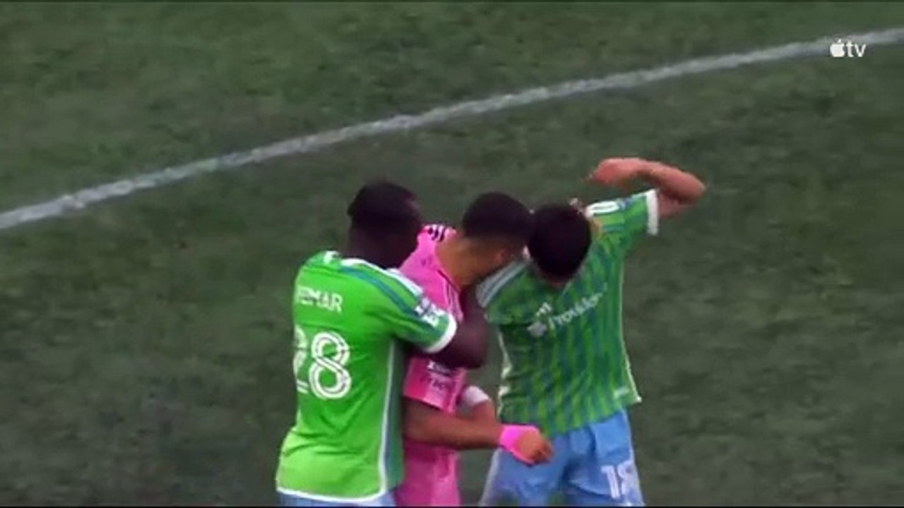 Puñetazo de Sergio Busquets y escupitajo de Luis Suárez: dos viejas glorias del Barça pierden el control