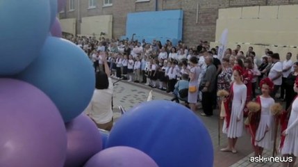Studenti ucraini tornano a scuola, tra campane e bandiere nazionali