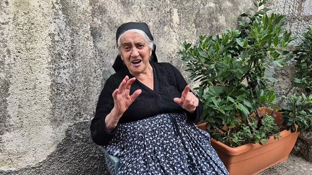 Nonna Margherita, l'ultima donna che indossa il costume tradizionale a Scanno