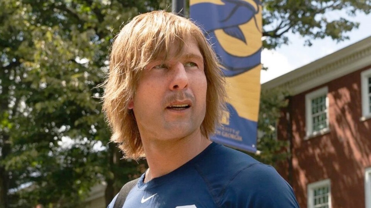 Für sein Football-Comeback in einer Comedyserie verwandelt sich Glenn Powell so extrem, dass er nicht mehr wiederzuerkennen ist