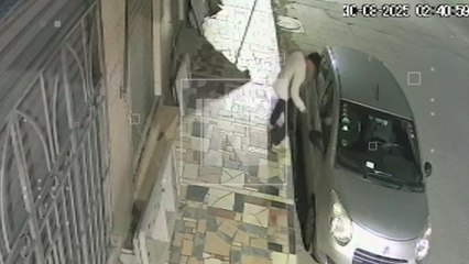 Robo audaz en Sacaba: delincuente destroza un vehículo para llevarse una laptop (Video)