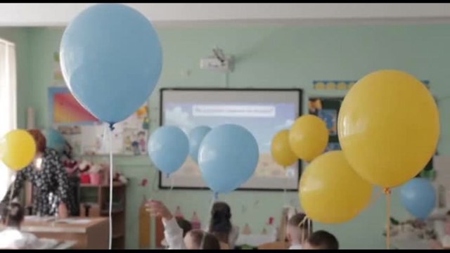 Studenti ucraini tornano a scuola, tra campane e bandiere nazionali