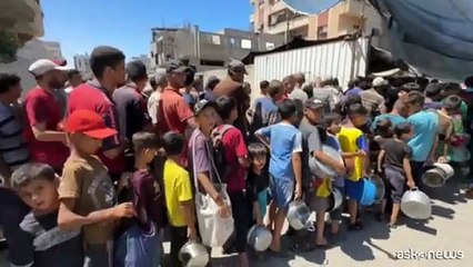 Gaza, la coda per un pasto caldo, l'unico della giornata