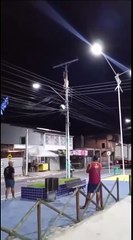 Hombre escala poste y recibe descarga eléctrica