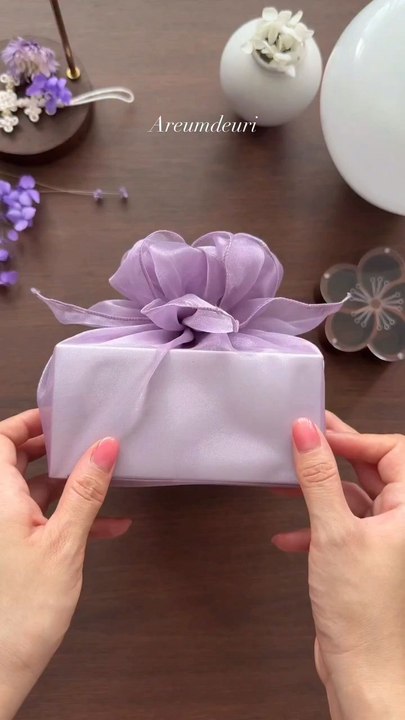 Beautiful Gift Packaging Tutorial via: @areum_deuriLearn how to wrap your presents in a stylish and elegant way with this Beautiful Gift Packaging Tutorial. Perfect for adding a special touch to any occasion!