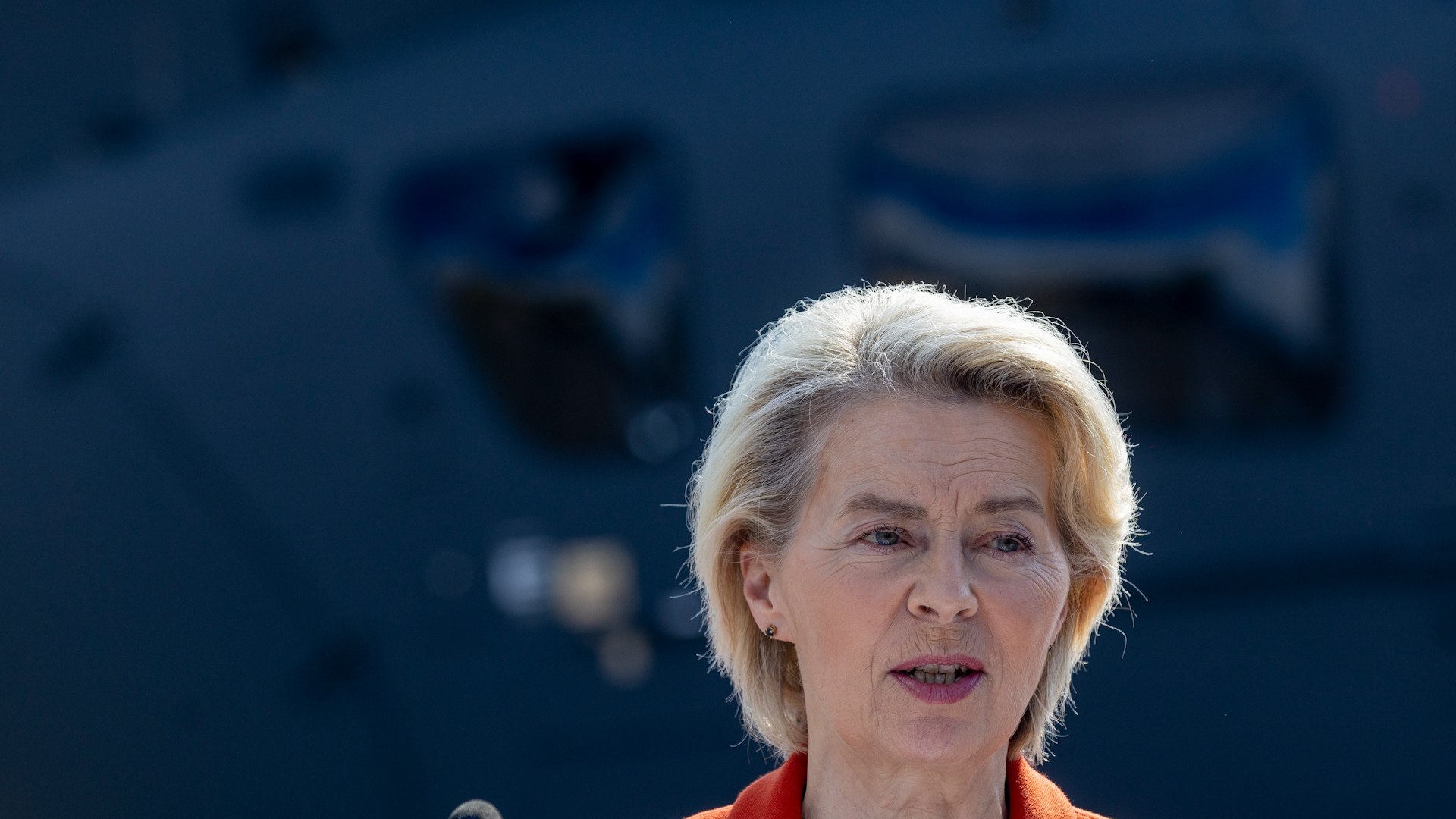 El avi�n en el que viajaba la presidenta de la Comisi�n Europea, Ursula von der Leyen, sufri� el domingo una interferencia en el sistema GPS mientras se dispon�a a aterrizar en el aeropuerto de Plovdiv, en Bulgaria. El incidente no caus� percances y la aeronave pudo completar la maniobra sin desviarse de su ruta.

Seg�n confirm� este lunes la portavoz comunitaria Arianna Podesta, las autoridades b�lgaras sospechan que la interferencia podr�a estar vinculada a acciones de Rusia, aunque a�n no est� claro si se trat� de un ataque deliberado contra el vuelo ch�rter en el que viajaba la dirigente europea.