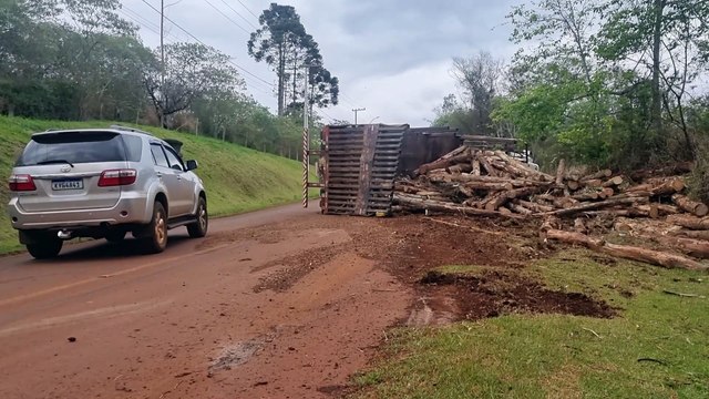 Caminhão carregado com toras tomba e motorista é socorrido pelo Siate na Estrada Alto São Salvador