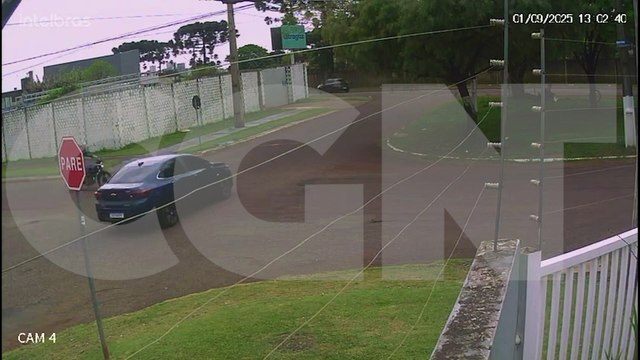 Que perigo! Câmera flagra moto pegando fogo após colisão
