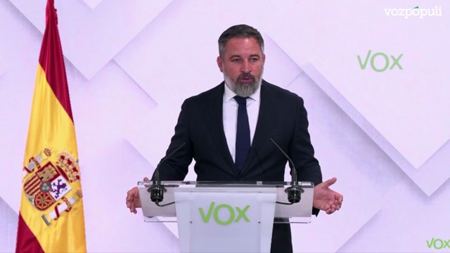 Abascal acusa a Sánchez de ser enemigo del pueblo por priorizar a inmigrantes ilegales