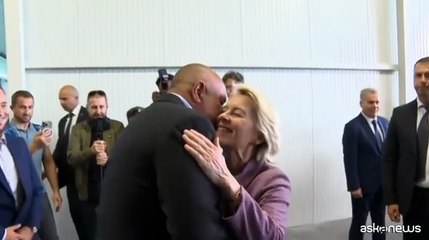 Von der Leyen sorride dopo atterraggio con interferenze in Bulgaria