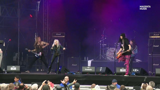 American Nights (The Runaways song) - Cherie Currie (live)