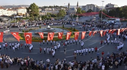 1058 kişiyle halaya durdular