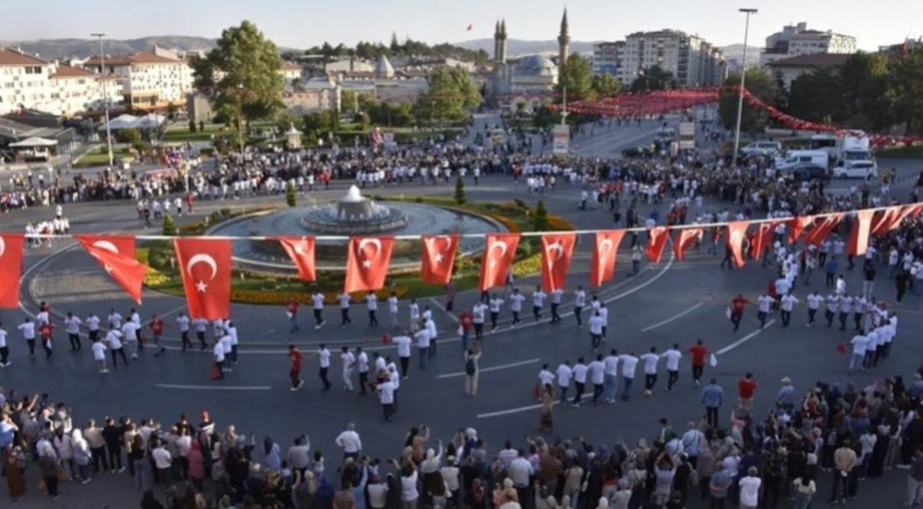 1058 kişiyle halaya durdular