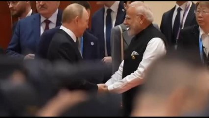 Modi e Putin si tengono per mano, con Xi a capannello informale Sco