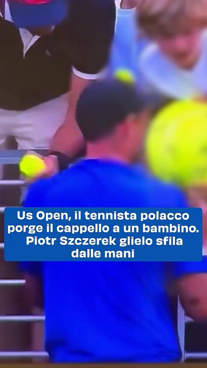 Us Open, il tennista polacco porge il cappello a un bambino. Piotr Szczerek glielo sfila dalle mani
