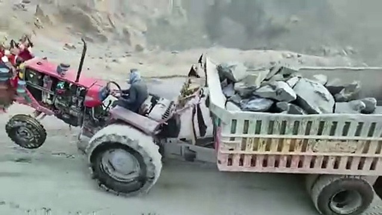 Ces transporteurs de pierres prennent tous les risques avec leur tracteur