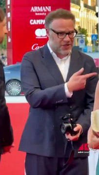 Seth Rogen a sorpresa sul red carpet di Venezia 82 con The Rock ed Emily Blunt