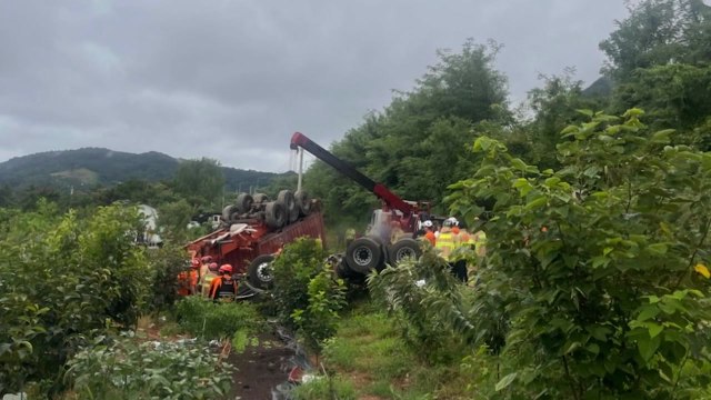 고속도로 난간 들이받고 20m 아래 추락...화물차 운전자 숨져 / YTN
