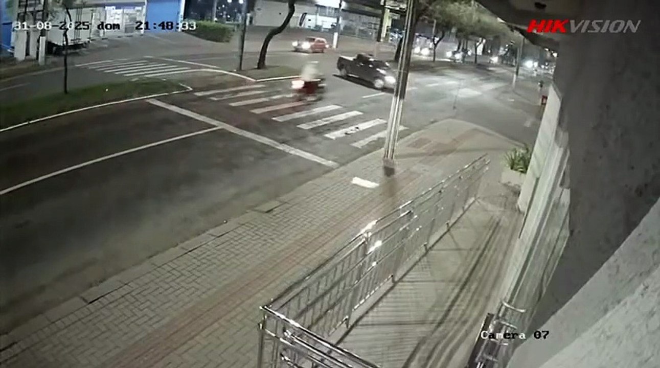 Motociclista é arrastado por 6 km na carroceria de caminhonete após acidente em Chapecó
