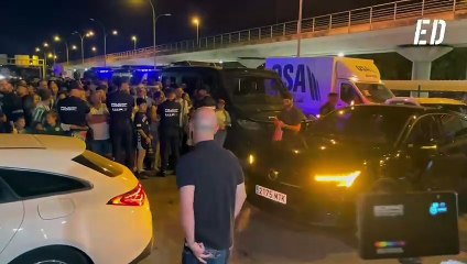 ¡Locura en Sevilla! La afición del Betis recibe con entusiasmo a Antony en su llegada ✈️