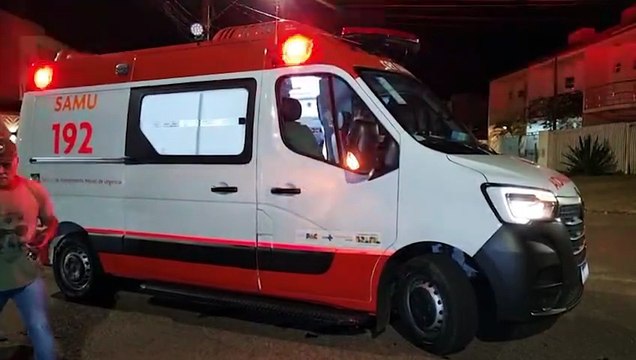 Jovem tem suspeita de fratura ao colidir moto contra caminhão no Pioneiros Catarinenses