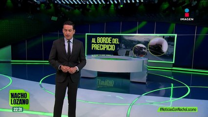 Un tráiler de doble remolque estuvo a punto de caer de un puente vehicular en Naucalpan, Edomex