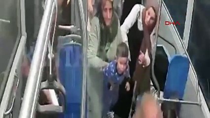 Kocaeli’de otobüste nefes borusuna cips kaçan çocuğu, şoförün ‘Heimlich’ manevrası kurtardı