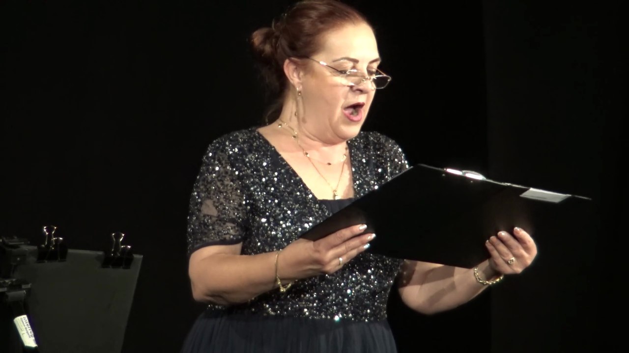 Елена - Иса изпълнява произведение на Карлос Гардел