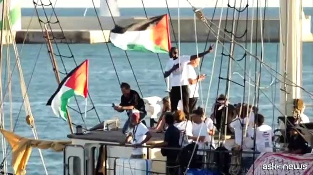 Gaza, la Global Sumud Flotilla è ripartita da Barcellona