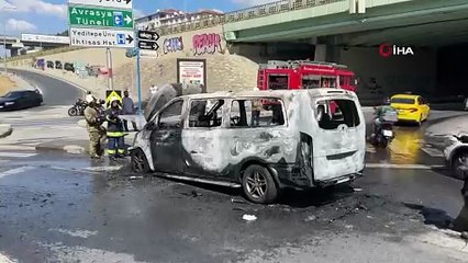 Üsküdar'da minibüs yangını! Ekiplerin müdahalesi sürüyor