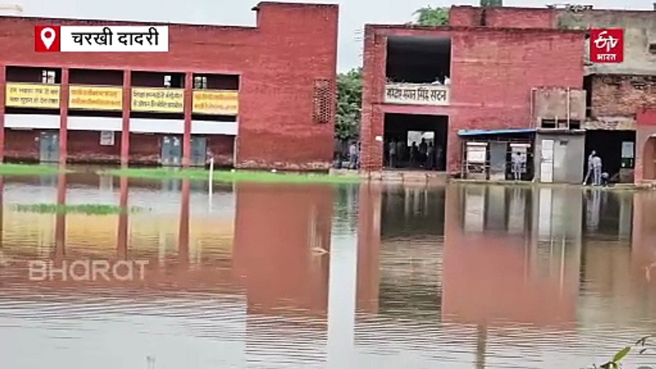 किताबों से ज्यादा पानी पर टिकी नजरें, सांप-बिच्छू से खौफजदा चरखी दादरी के स्टूडेंट, स्कूल के कमरे, लैब और शौचालय जलमग्न