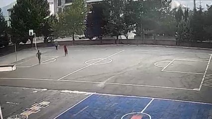 Çocukların üzerine giden aracı okul müdürü son anda durdurdu