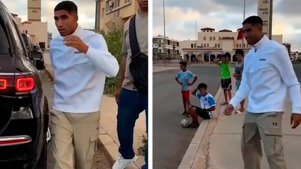 Hakimi se detiene a jugar con niños en la calle rumbo a la concentración de Marruecos