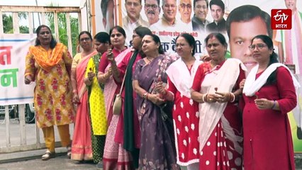 पीएम मोदी की मां के खिलाफ अपशब्द पर बीजेपी महिला मोर्चा का प्रदर्शन, कांग्रेस ने गुलाब से किया स्वागत