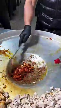 Eski usul çok sevilen tavuk tantuni yapımı __ _reklam__Tarsus_ta bulunan _kral_tantunici_erol_baba da eski usul tavuk tantuni yapmaya devam ediyorlar . _(