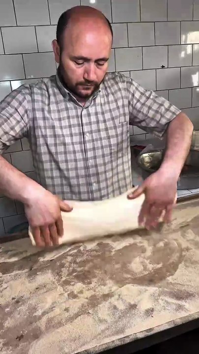 Afyonkarahisar_ın meşhur etli pidesi __ _reklam__Afyonkarahisar_da bulunan _kanaat_pide_1905_beri de Afyon_un meşhur etli pidesi yapılıyor . Afyonun en