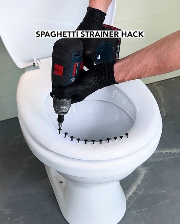 Strain spaghetti using a toilet seat hack😂🍝