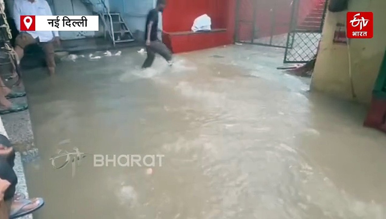 दिल्ली में सीएम रेखा गुप्ता ने बाढ़ पीड़ितों से की मुलाकात, अधिकारियों को सभी बंदोबस्त करने के सख्त निर्देश जारी