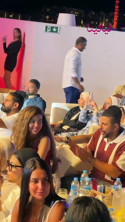 بعد أنباء طلاقهما، علي غزلان بصحبة زوجته فرح شعبان بحفل نانسي عجرم بمراسي