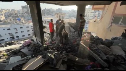 A Gaza soccorritori raccolgono il corpo di una ragazza dalle macerie