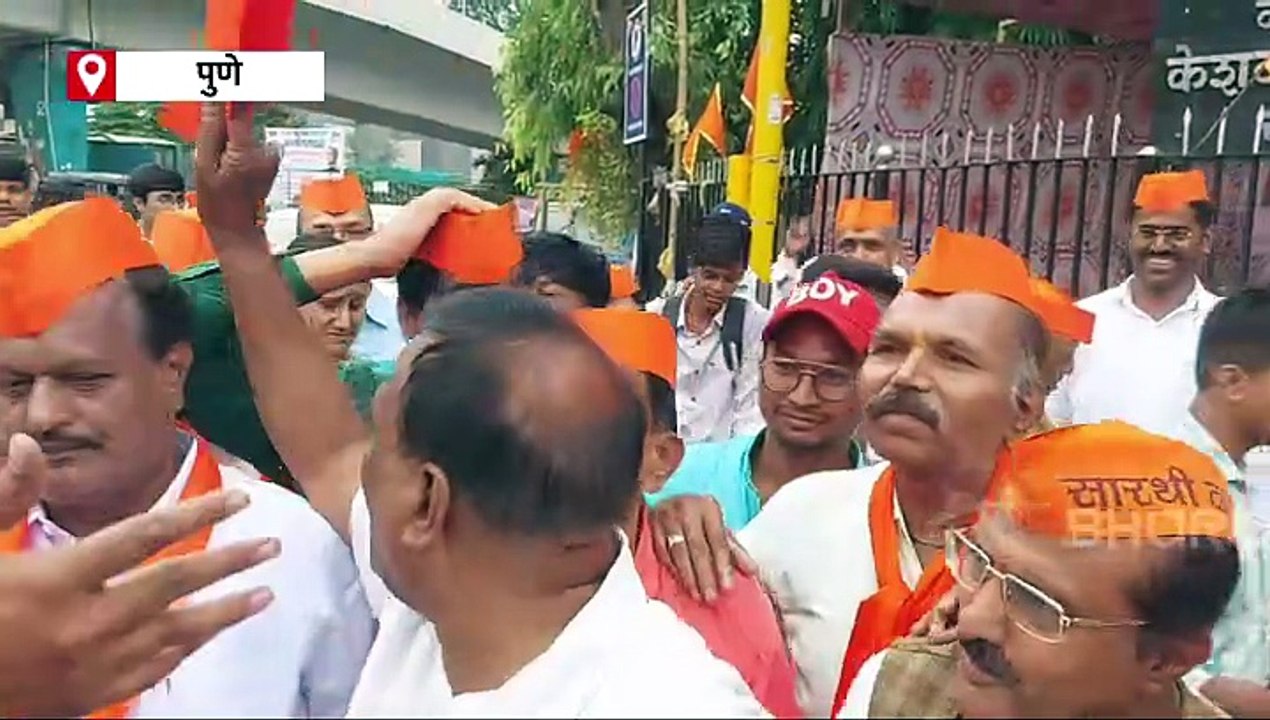 पुण्यात मराठा समाजाचा फटाके फोडत, पेढे वाटत जल्लोष