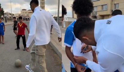 Achraf se para a jugar al fútbol con unos niños en la calle de camino a concentrarse con Marruecos