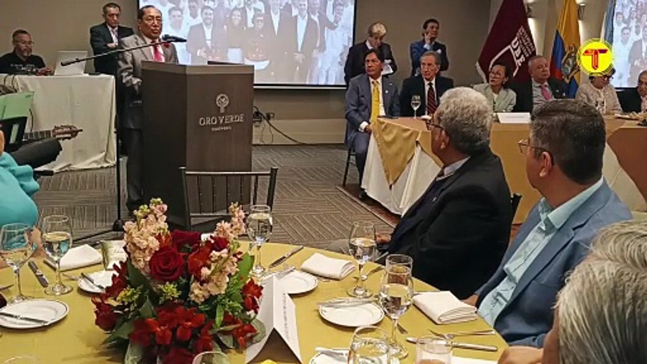 EL DR. PEDRO CRUZ ENTREGÓ UNA ESPECIAL DISTINCIÓN A LA MINISTRA DE TRABAJO IVONNE NÚÑEZ