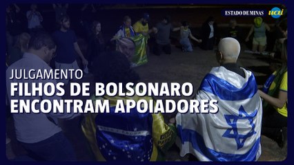Carlos e Renan Bolsonaro encontram apoiadores antes do julgamento do pai