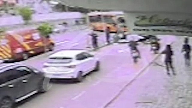 Viatura da GM capota após bater contra biarticulado no Centro de Curitiba