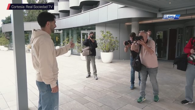 Llegada y primer mensaje de Carlos Soler como jugador de la Real Sociedad