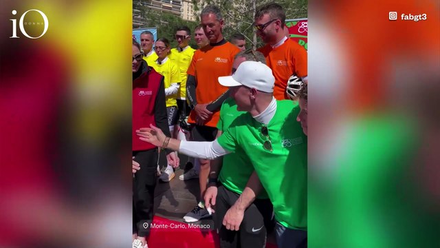 Principessa in bicicletta (elettrica): Charlene di Monaco sporty-chic per la mobilità sostenibile